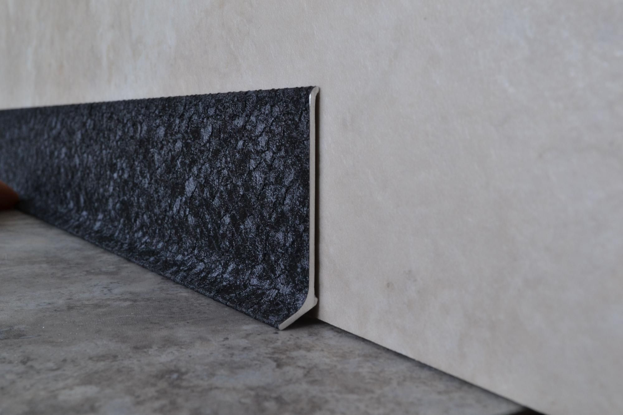 Плинтус алюминиевый L-образный текстура кожи черная (2500*11*60 мм) — купить в Керчи