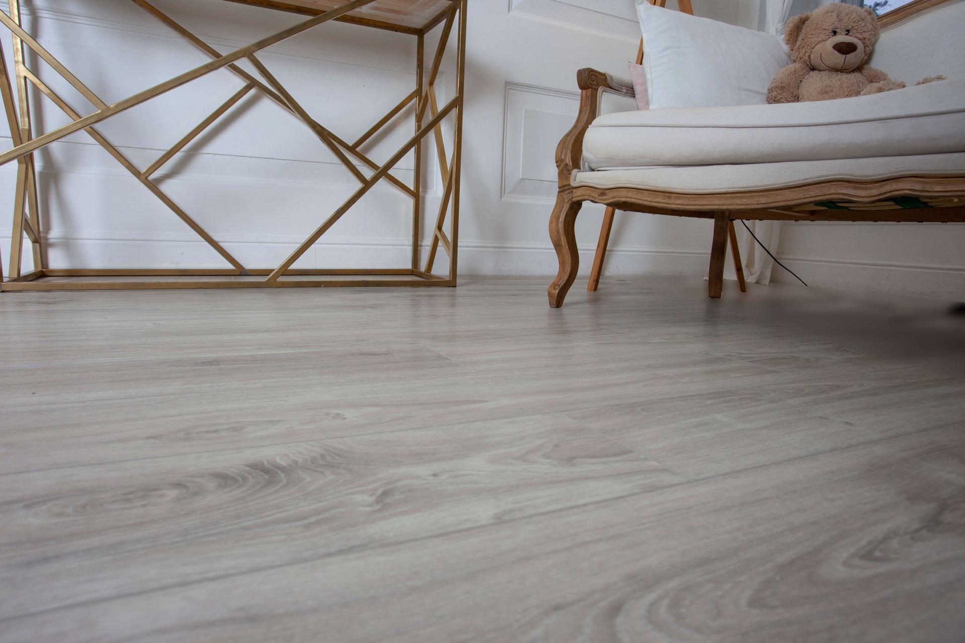 Усовершенствованная кварц-виниловая плитка «Damy Floor» Дуб Белый (1227*187*2,5 мм) — купить в Керчи